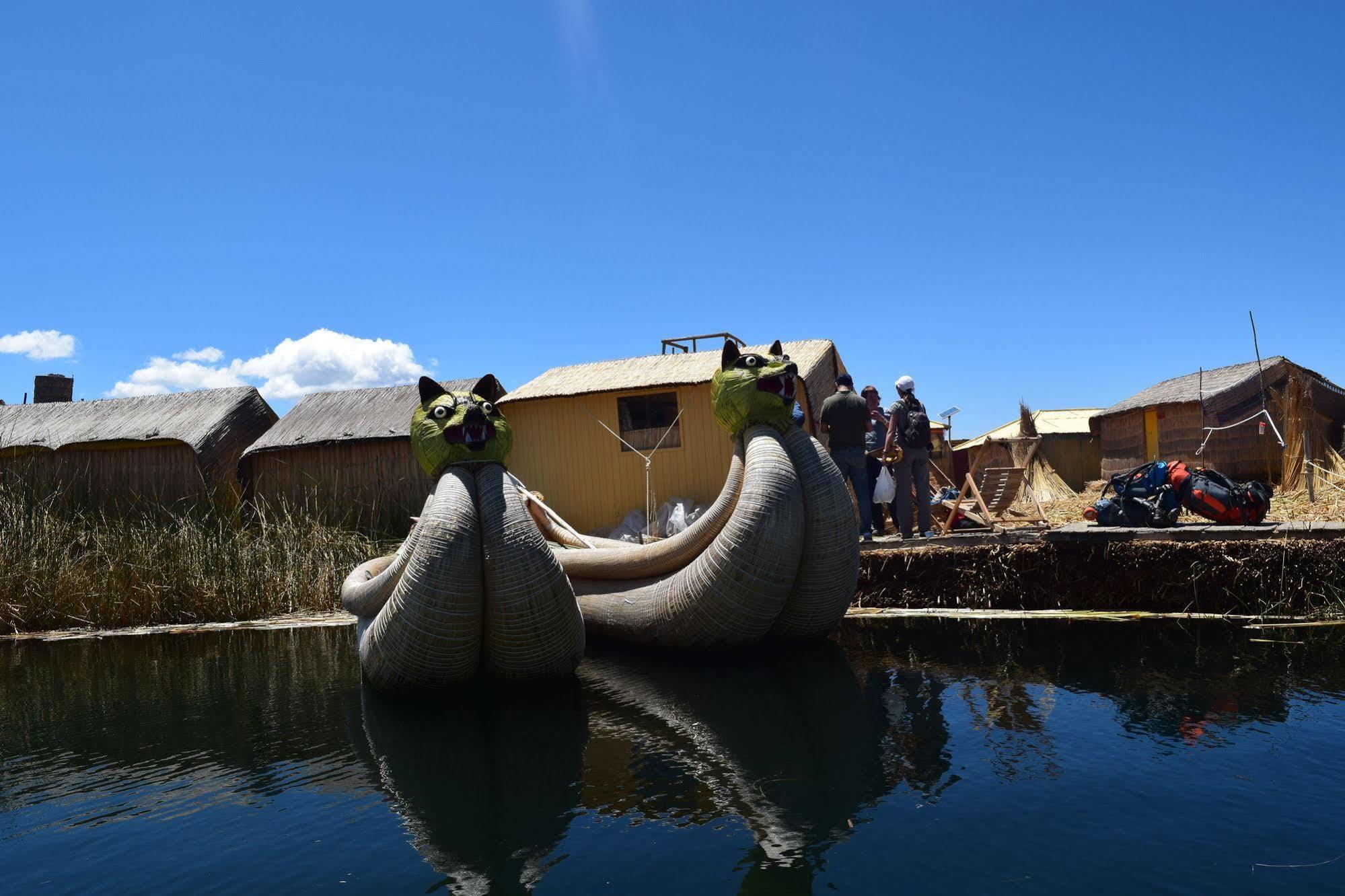 Uros Aruma Uro On Uros Floating Islands Puno Kültér fotó