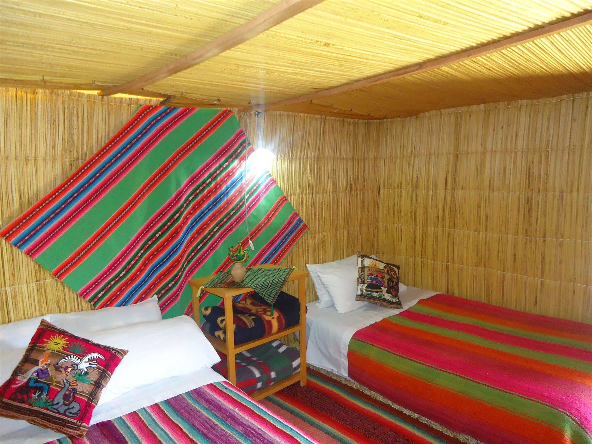 Uros Aruma Uro On Uros Floating Islands Puno Kültér fotó