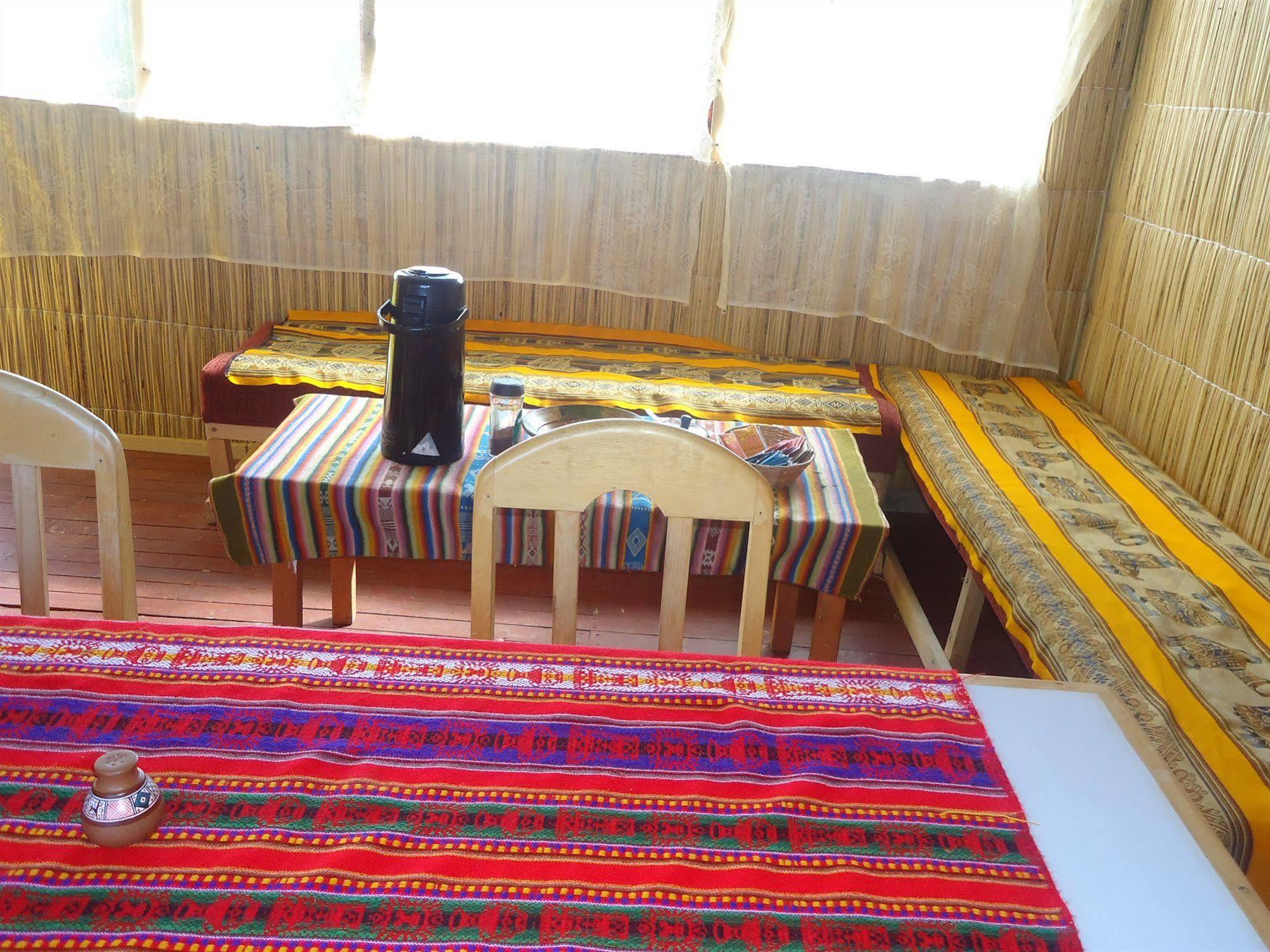 Uros Aruma Uro On Uros Floating Islands Puno Kültér fotó